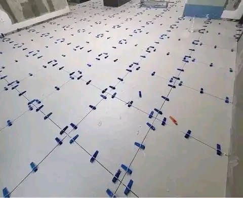 Large format floor tiles laid on levelling clips